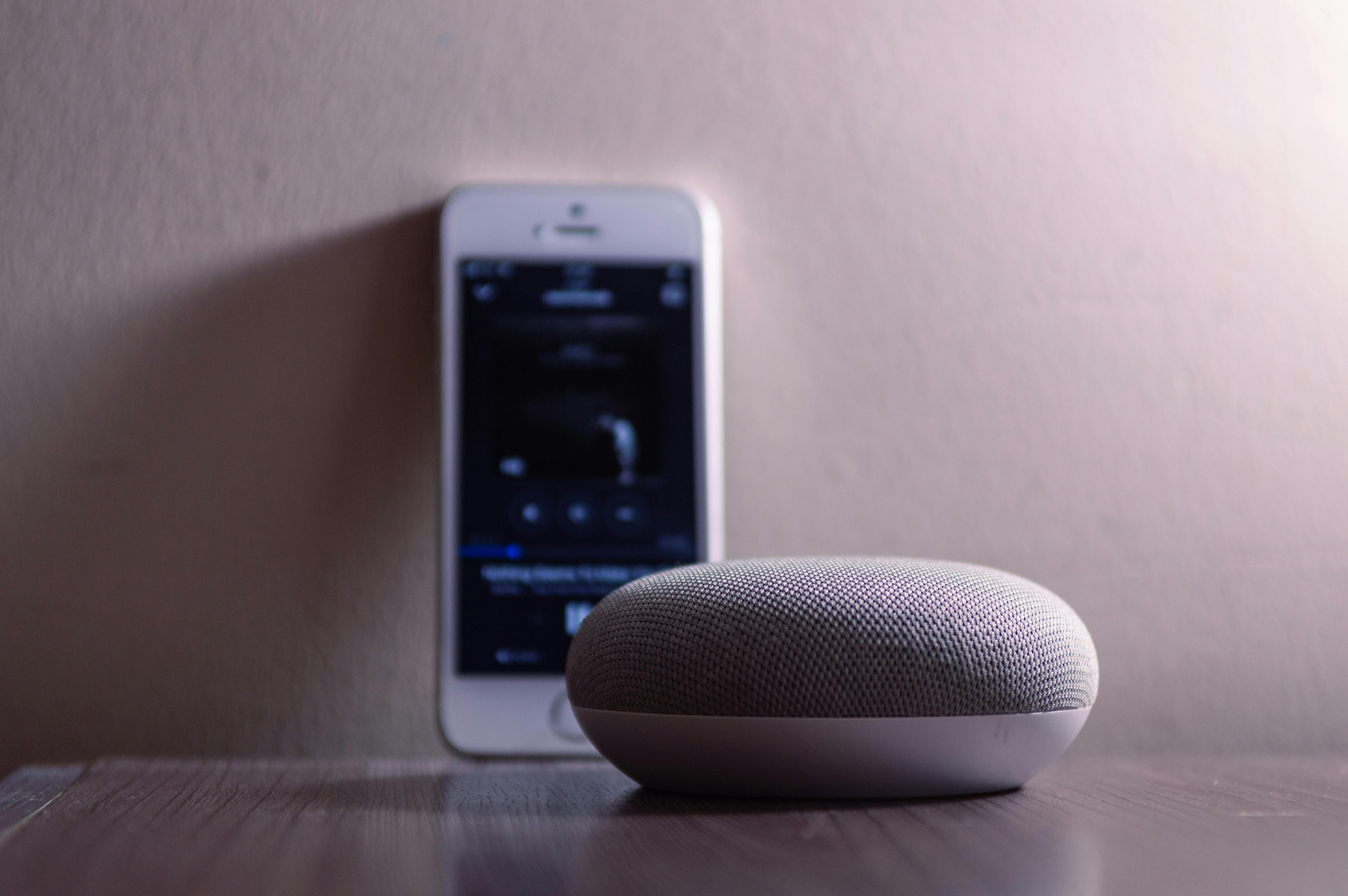 Google Nest Mini 2nd Generation Smart Speaker with Google Assistant, photograph 3